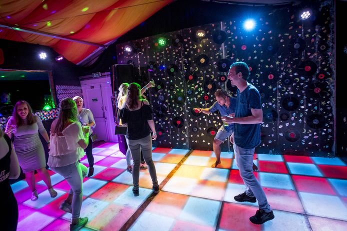 De Discobal-tent is de kleinste, maar het meest kleurrijk met de lichtgevende dansvloer.