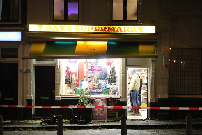 Een avondwinkel aan het Spui is gisteravond rond 22.30 uur overvallen. De dader rende na de overval in de richting van Holland Spoor.