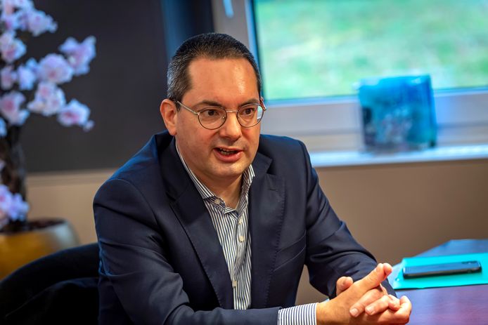 De Woensdrechtse burgemeester Steven Adriaansen gaf veertien horecazaken afgelopen zaterdag graag even de ruimte om bij wijze van protestactie open te gaan. 'Maar de regels blijven gelden, dus deelden we zondag een waarschuwing uit.'