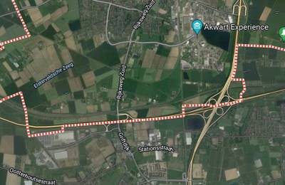 Fietspad in twee richtingen aan westzijde Rijksweg-Zuid met verkeerslichten bij Reeth