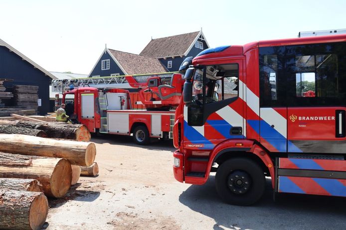De brandweer was snel ter plaatse bij de houtzagerij van Twickel.
