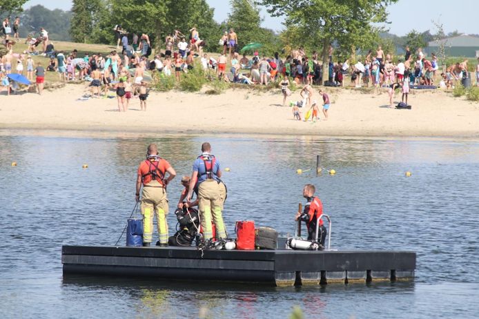 Brandweerlieden op het vlot in de Wellerwaard.