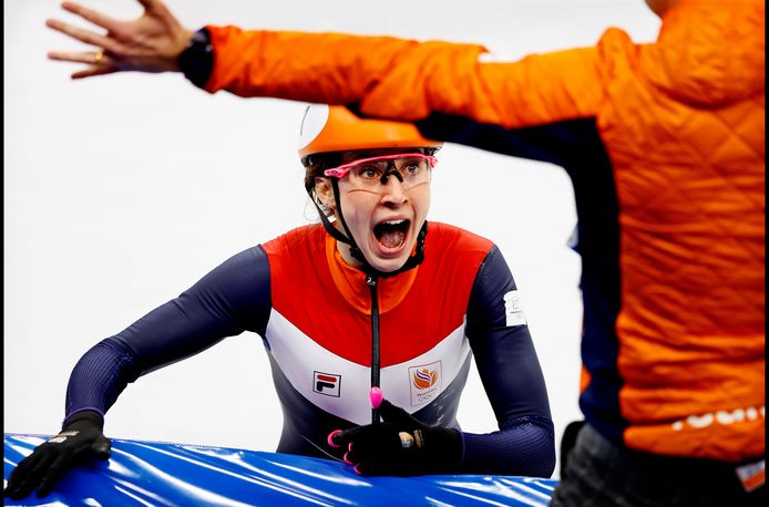 Suzanne Schulting kan het niet geloven. Zij is olympisch kampioene.