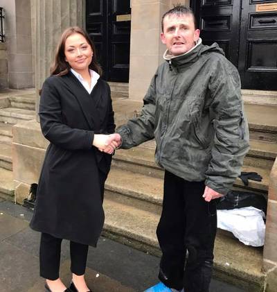 Dakloze bewaakt urenlang in de regen tas met geld bij open autoraam