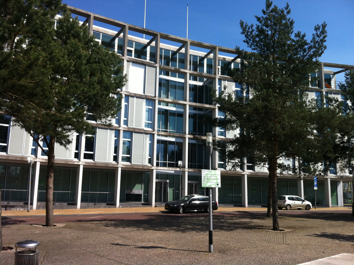 Het voormalige belastingkantoor aan het Apeldoornse Stationsplein gaat een jaar lang dienen als Stadhuis.