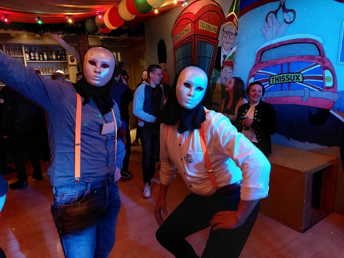 Ook de jaarlijkse maskerade mag niet ontbreken tijdens een Poperings carnavalsweekend.