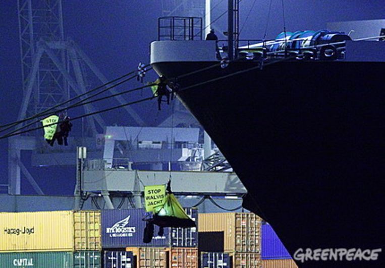 Actievoeders van Greenpeace hbben zich vastgeketend aan een schip in de Rotterdamse haven om te voorkomen dat een lading walvisvlees de haven verlaat. Foto Greenpeace Beeld 
