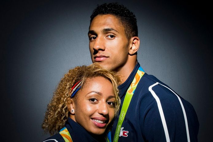 Tony Yoka et sa compagne Estelle Mossely avec leurs medaille d or