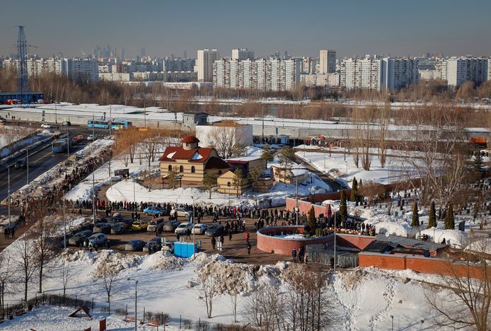 The line in the cemetery is hundreds of meters long.