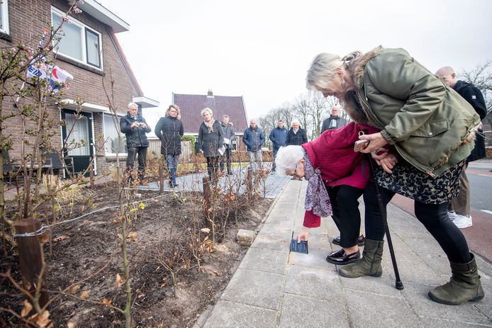 In Den Ham werden op verschillende locaties vijf herdenkingsstenen gelegd door nazaten van verzetsmannen die onder meer in februari ’44 werden opgepakt tijdens de razzia.