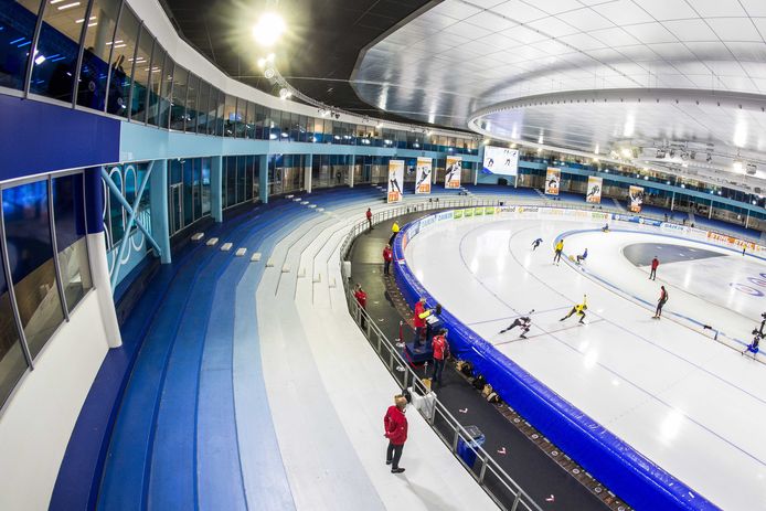 Lege tribunes in Thialf tijdens de NK afstanden vorig jaar toen toeschouwers door de aanscherpingen van de coronaregels niet welkom waren.