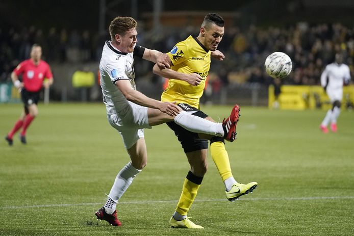 Wessel Dammers in duel met VVV'er Oussama Darfalou