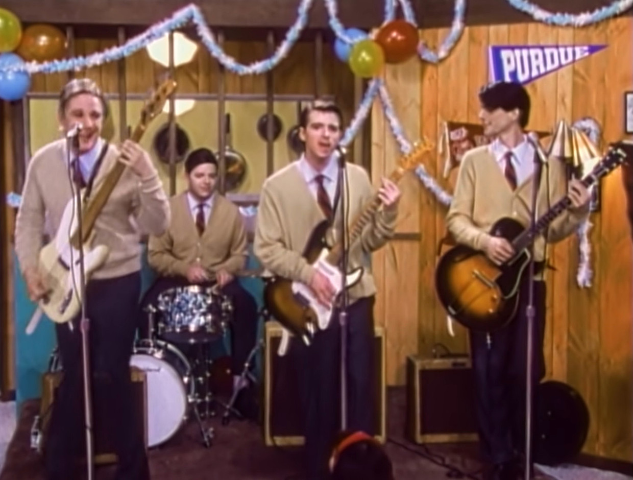 De clip van ‘Buddy Holly’ werd opgenomen in een van de decors uit ‘Happy Days’. Beeld RV