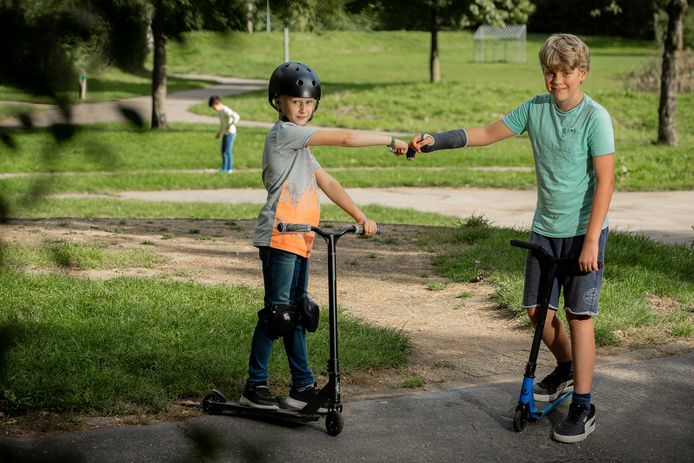 Eli Schuit (9, links) en Robin Kessels (10) staan op het speelplein tussen De Hoeven en de Beuningse Plas, de meest waarschijnlijke plek voor het skatepark.