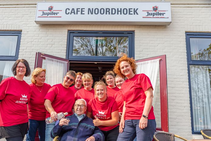 Met het inschenken van een eerste borreltje in het glaasje van de 94-jarige Jos van Schendel werd zaterdag Café Noordhoek officieel heropend.