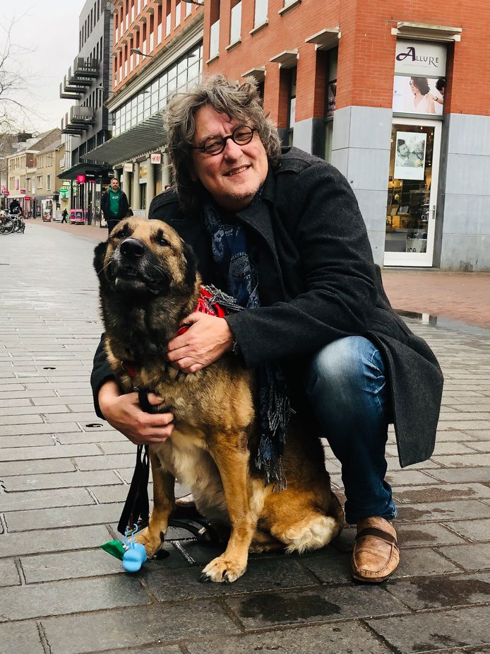 Kees Thies met Indy, in zijn columns steevast aangemerkt als Blafmans. Indy overleed vorig jaar.