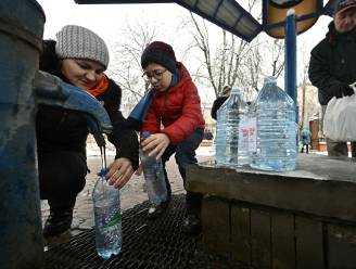 Geen stroom, water of warmte: Kiev overleeft even op gesmolten sneeuw en ouderwetse dorpspomp