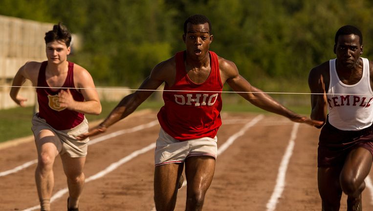 Race over de atleet Jesse Owens Beeld Thibault Grabherr  