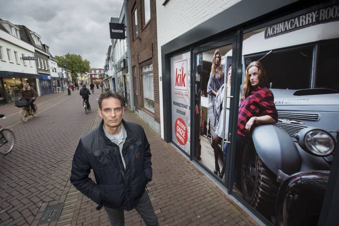 Gerard Berndsen voor zijn bestickerde pand aan de Grietsestraat in Zevenaar.