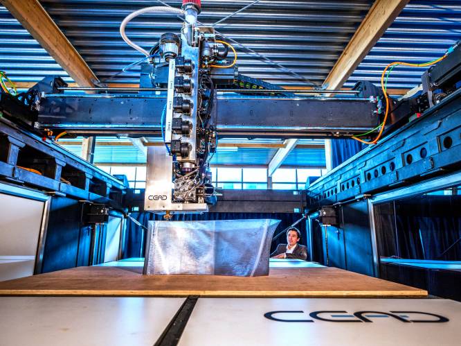Een van de grootste 3D-printers ter wereld staat in Delft en kan kunststof voorwerpen printen ter grootte van een auto