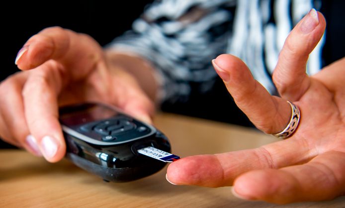 Een vrouw demonstreert het gebruik van een bloedglucosemeter bij de Diabetesvereniging Nederland.