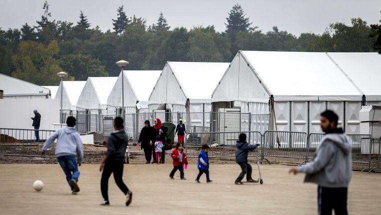 In Heumensoord bij Nijmegen wordt een tentenkamp gebouwd als tijdelijke noodopvanglocatie voor 3000 vluchtelingen. Beeld ANP
