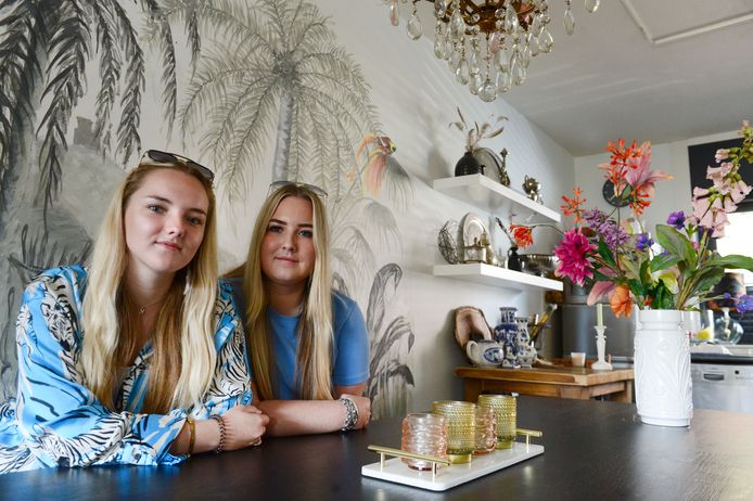 Fabienne en Valerie Valk hoeven de sleutels woensdag nog niet in te leveren.