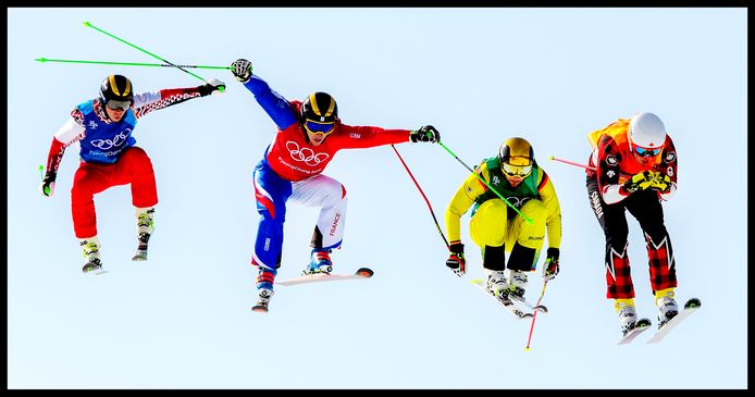 Skiërs halen halsbrekende toeren uit tijdens de achtste finales van de Freestyle Cross Ski.