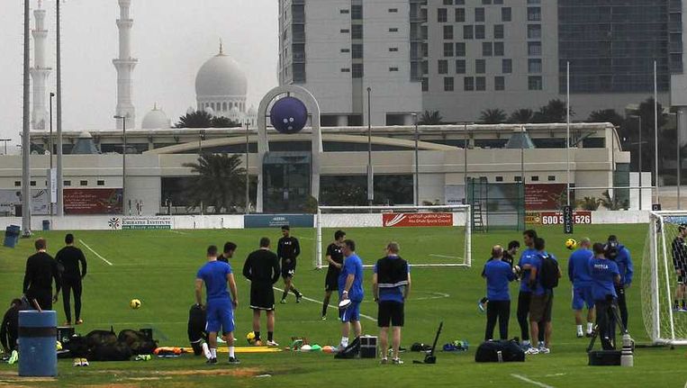 Vitesse traint, met op de achtergrond de Sheikh Zayed moskee, in de Abu Dhabi. Beeld anp