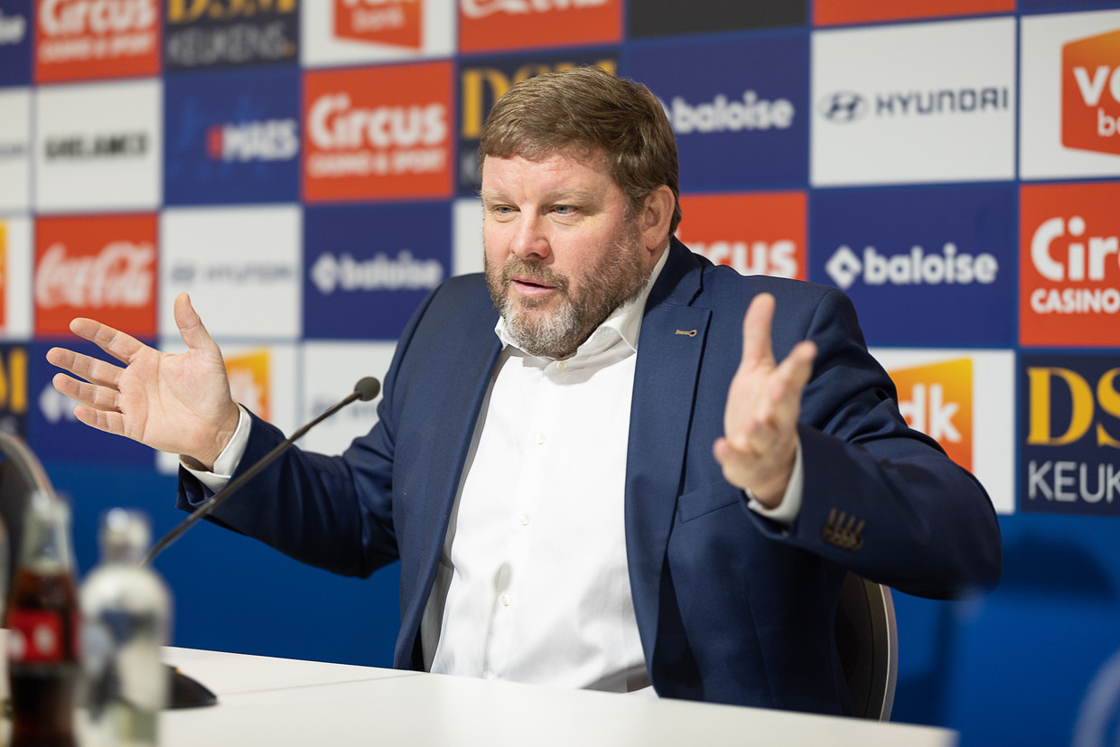Hein Vanhaezebrouck tijdens de persconferentie. “Genk kan putten uit zijn jeugd. Wij zijn afhankelijk van spelers die via makelaars komen.” Beeld BELGA