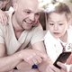 Leert een kind te weinig taal als de ouders veel op hun smartphone tokkelen?