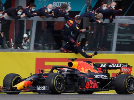 Verstappen prijst zichzelf gelukkig na spectaculaire race: ‘Maar het seizoen is nog lang’