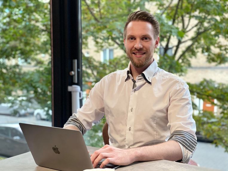 Edwin Veldhuizen, technisch directeur ad interim bij Voetbal International, biedt samen met Marino van Zelst dagelijkse duiding van de coronacijfers. Beeld  
