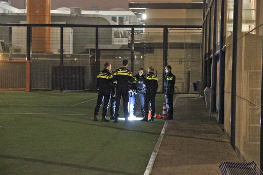 Bij het onderzoek rondom het Cruyff Court werd vermoedelijk een kogelhuls aangetroffen.