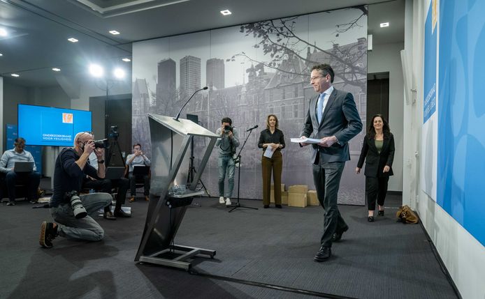 Voorzitter Jeroen Dijsselbloem van de Onderzoeksraad voor Veiligheid presenteert het rapport over de aanpak van de coronacrisis.