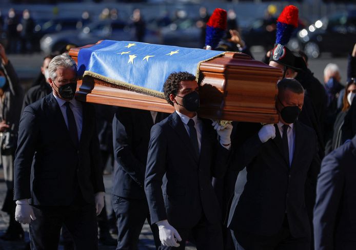 Le cercueil du président du Parlement européen David Sassoli est porté pour ses funérailles à la basilique Sainte-Marie-des-Anges et des Martyrs de Rome, à Rome, en Italie, le 14 janvier 2022.