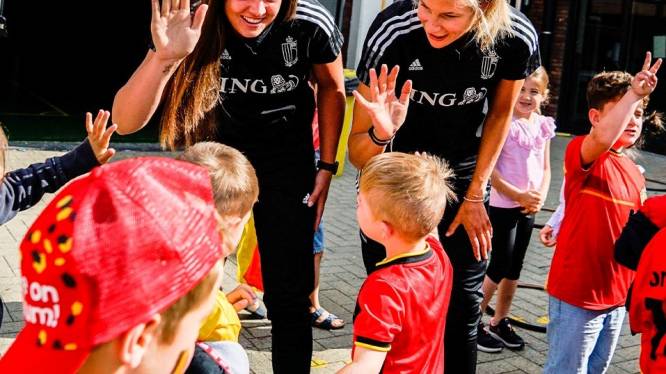 Schoolkinderen GBS Kompas krijgen Belgian Red Flames Justine en Tine op bezoek