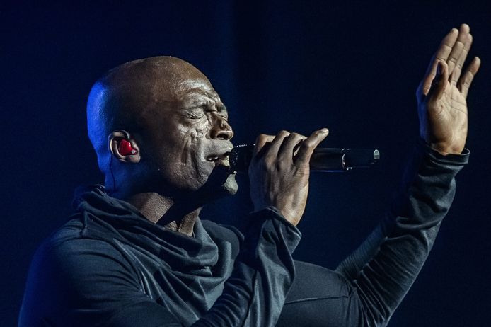 2016-11-12 00:00:00 epa05628889 British singer Seal performs on stage during his concert in Lublin, Poland, 12 November 2016.  EPA/WOJCIECH PACEWICZ POLAND OUT