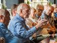 Oud-Heraclesvoorzitter Marinus Hannink  vertelt over vroeger. Links naast hem Arend Steunenberg.