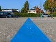 De blauwe lijnen op de parkeerplaats van Albert Heijn in Kaatsheuvel worden stippellijnen.