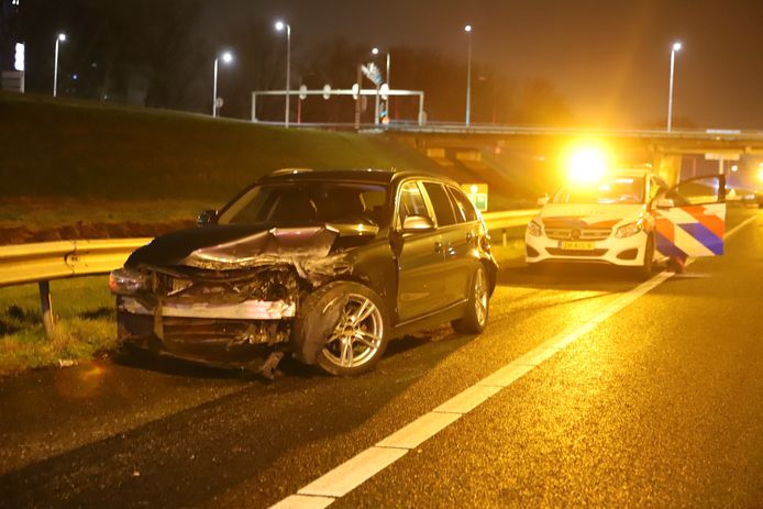 Een taxichauffeur is op de A13 bij Delft tegen de vangrails aangereden.