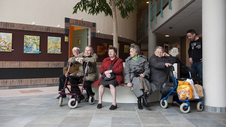 Ouderen wachten op vervoer na de dagbesteding in verzorgingshuis Meulenvelden. Beeld anp