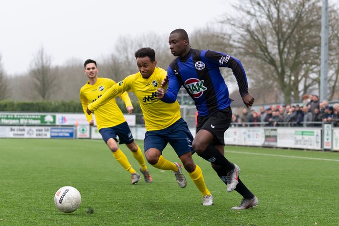 GRC 14-aanvaller Ousmane Traore (rechts) sprint weg van Dawit Lugman van Almkerk.
