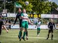 Yari de Kleijn (voorgrond) van Geldrop vecht een luchtduel uit.