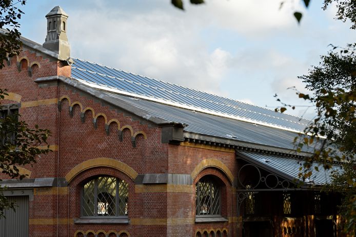 De douaneloods heeft een unieke en hoogtechnologische lichtstraat gekregen.