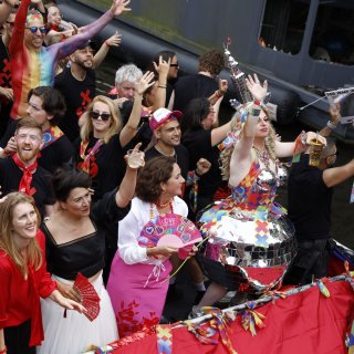 Live: Pride 2025 | Volop feest tijdens de Canal Parade: ‘In Amsterdam kan je Pride echt vieren’