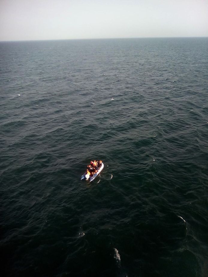 Ook op 24 juli bracht de Franse kustwacht elf migranten in hun dobberend bootje in veiligheid.