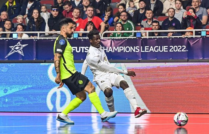 Joao Matos (Sporting) probeert Mohoudine van de bal te houden.