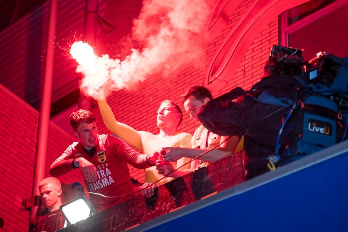 Camvbuur-speler Maarten Pouwels in extase na de officieuze promotie naar de eredivisie.