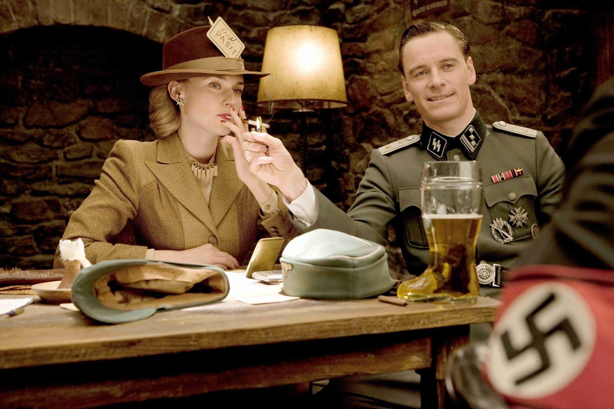 Diane Kruger (links) en Michael Fassbender (rechts) in ‘Inglourious basterds’ van Quentin Tarantino. Beeld 